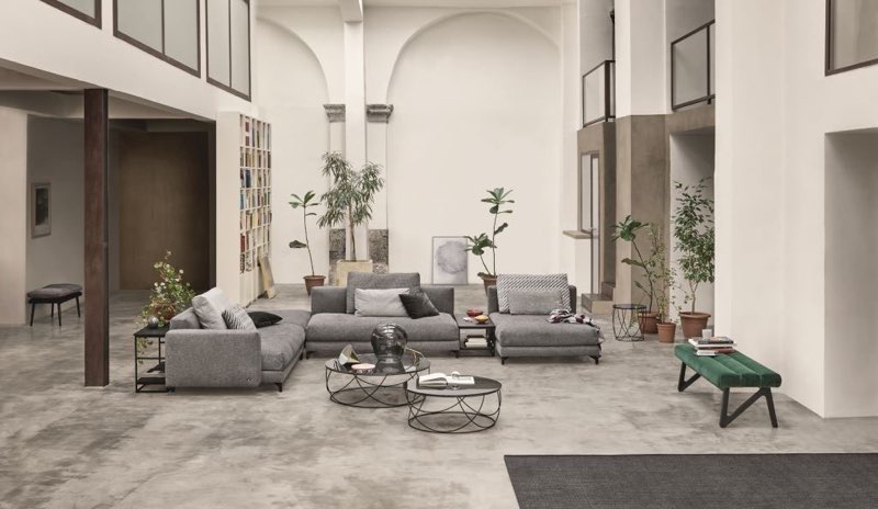 Niedriges Sofa betont RaumhöheModernes Lounge-Sofa: Rolf Benz Nuvola