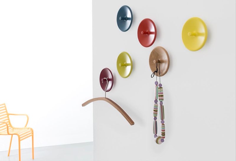 Tellerhaken bringen Farbe an die Wand